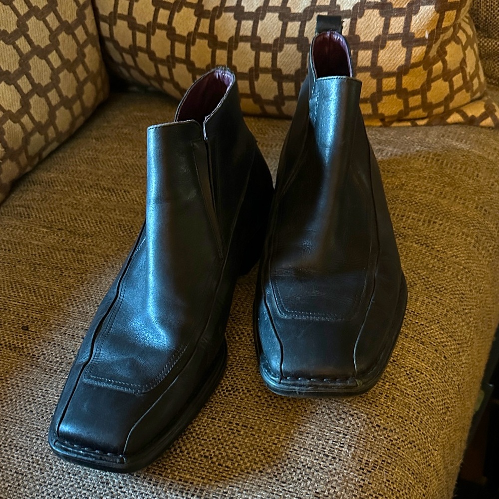 Rockport black leather ankle boot.